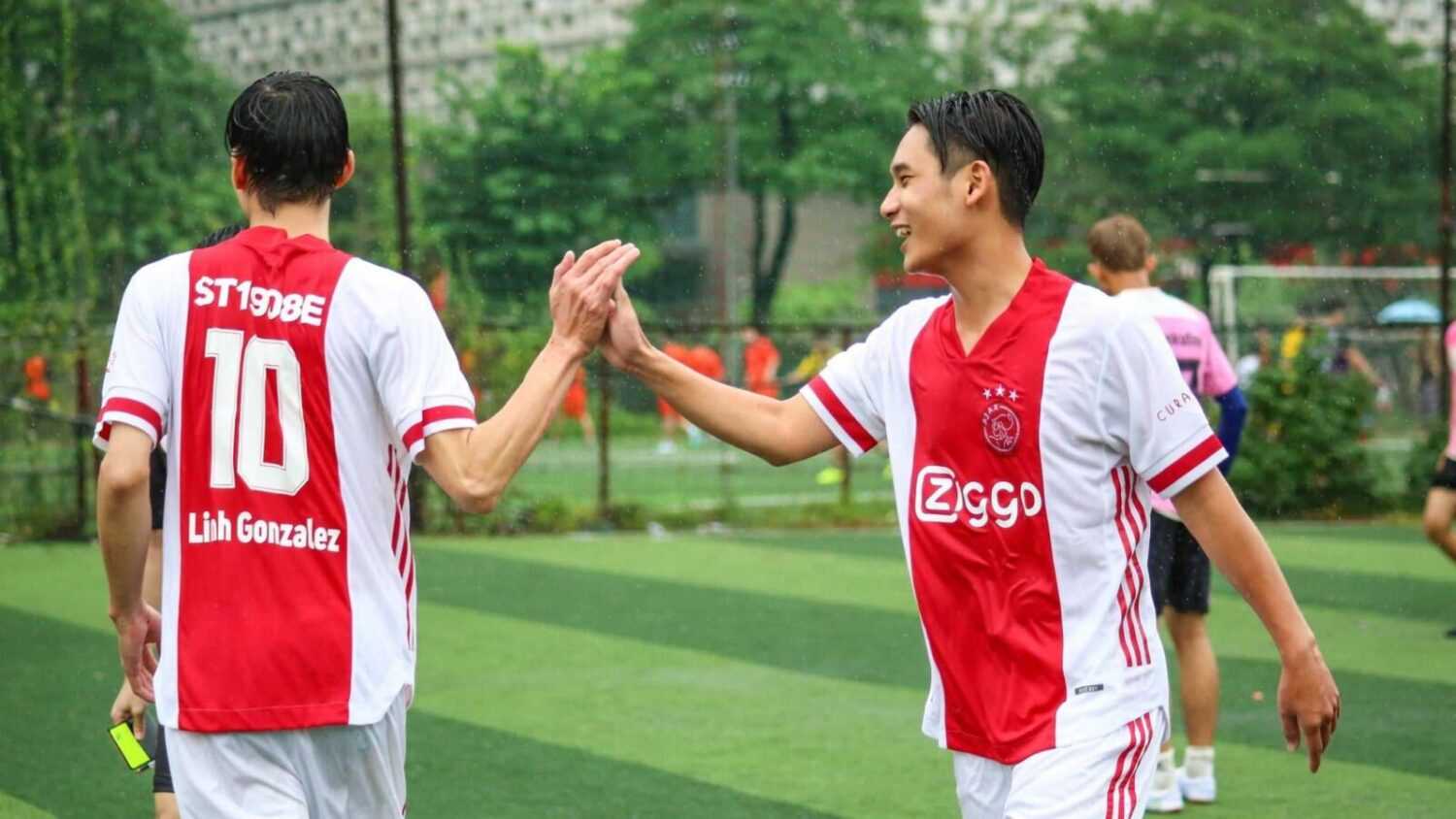 Chạm tay nhau cái nhớ nhau cả đời