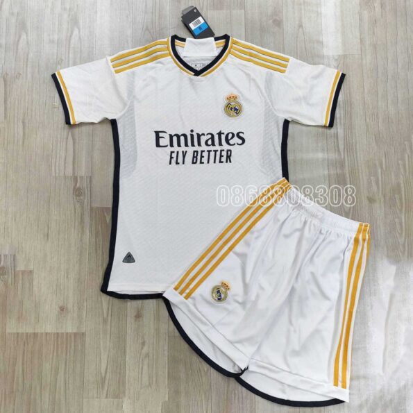 Bộ quần áo bóng đá Real Madrid 23 24 trắng vàng cổ trái tim logo thêu jersey năm 2023 2024 mặt trước