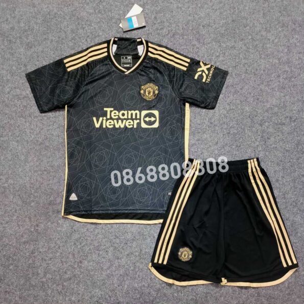 Bộ quần áo đá banh clb bóng đá Manchester United mu 23/24 màu đen black sẻ tà viền 3 sọc vàng gold năm 2023 2024