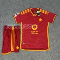 Bộ quần áo bóng đá AS Roma 23 24 in riyadh season màu đỏ sân nhà năm 2023 2024 logo đầu cáo thêu vải mè lỗ thái cổ tam giác mặt trước