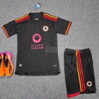 Bộ quần áo bóng đá AS Roma in riyadh season full màu đen mới 23 24 năm 2023 2024 logo đầu cáo thêu vải mè lỗ thái cổ tròn 1