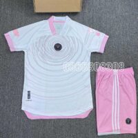 Bộ quần áo đá banh clb bóng đá MIAMI trắng hồng hoạ tiết xoáy 2324 quần hồng logo thêu adidas trước