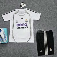 Áo bóng đá Real Madrid 2006 2007 màu trắng xám quần đen logo thêu vải caro thái Benq Siemens mặt trước