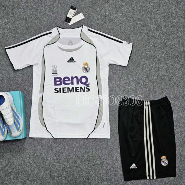 Áo bóng đá Real Madrid 2006 2007 màu trắng xám quần đen logo thêu vải caro thái Benq Siemens