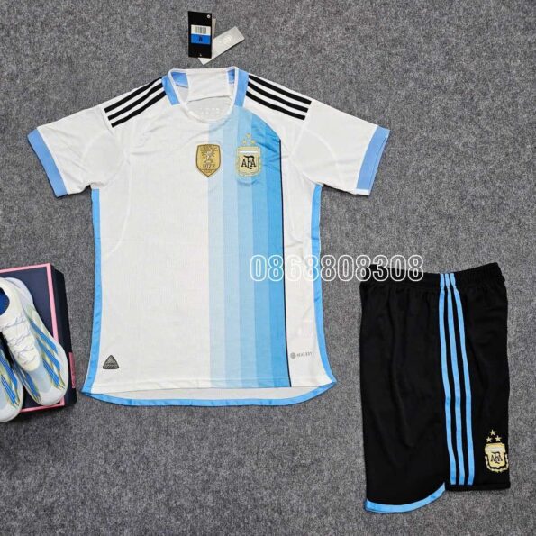 Bộ quần áo đá banh đội tuyển bóng đá Argentina third 23/24 sân ba năm 2024 trắng xanh đen logo thêu vải gai mịn thái