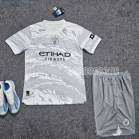 Bộ quần áo đá banh clb bóng đá Manchester Man City 2024 rồng 23 24 màu trắng xám cổ tròn mặt trước