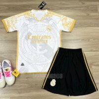 Áo bóng đá Real Madrid trắng vàng cam in logo to giữa áo quần đen cổ tam giác mặt trước