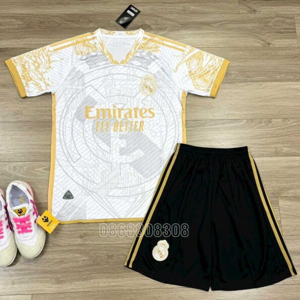 Áo bóng đá Real Madrid trắng vàng in logo to giữa áo quần đen cổ tam giác