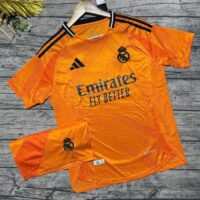 Áo đá banh clb bóng đá Real Madrid 2024 màu cam vàng quần đen mặt trước