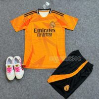 Áo đá banh clb bóng đá Real Madrid 2024 màu cam vàng quần đen mặt trước