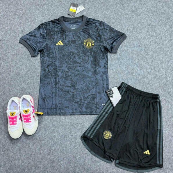 Bộ quần áo bóng đá Manchester United MU trước trận đấu xám đen không logo bụng full 2 logo thêu 2024