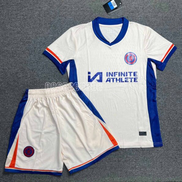 Bộ quần áo bóng đá Chelsea 24 25 trắng sân khách Away viền xanh logo cao su năm 2024 2025 mặt trước