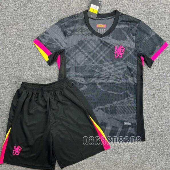 Bộ quần áo bóng đá Chelsea 24 25 màu đen mẫu thứ 3 third logo hồng thêu mặt trước 2