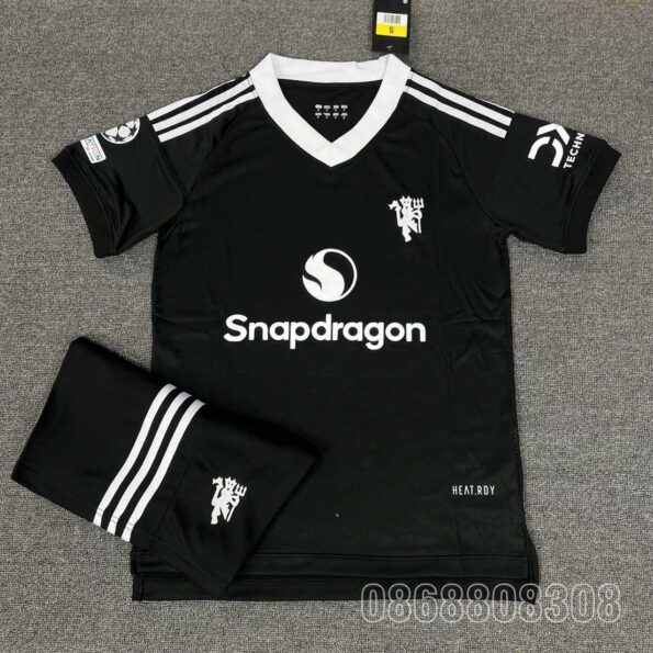 Bộ quần áo bóng đá Manchester United MU 24 25 thủ môn GK đen Snapdragon năm 2024 2025 mặt trước