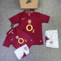 Bộ quần áo bóng đá Arsenal O2 có cổ bẻ màu đỏ năm 2004 2005 sân nhà mặt trước