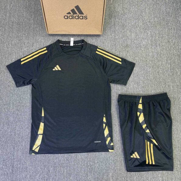 Bộ quần áo bóng đá adidas thời trang không logo mùa 23-24 cổ tròn vải mè màu đen mặt trước viền vàng