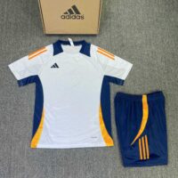 Bộ quần áo bóng đá adidas thời trang không logo mùa 23-24 cổ tròn vải mè màu đen mặt trước