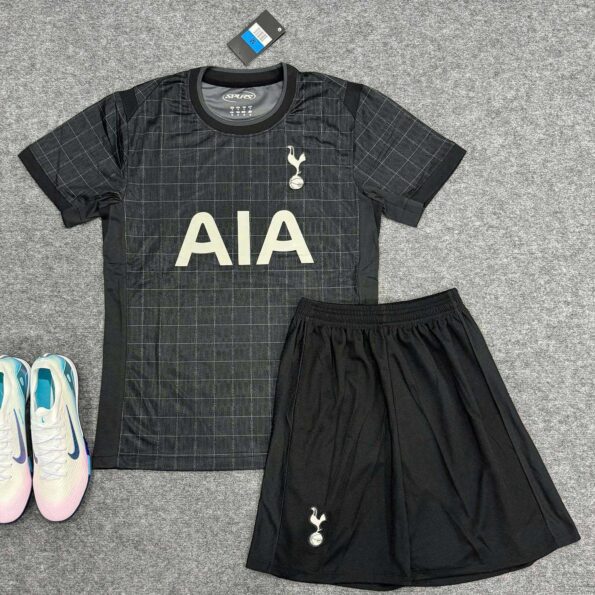 áo bóng đá Tottenham 2025 26 màu đen sân khách mặt trước