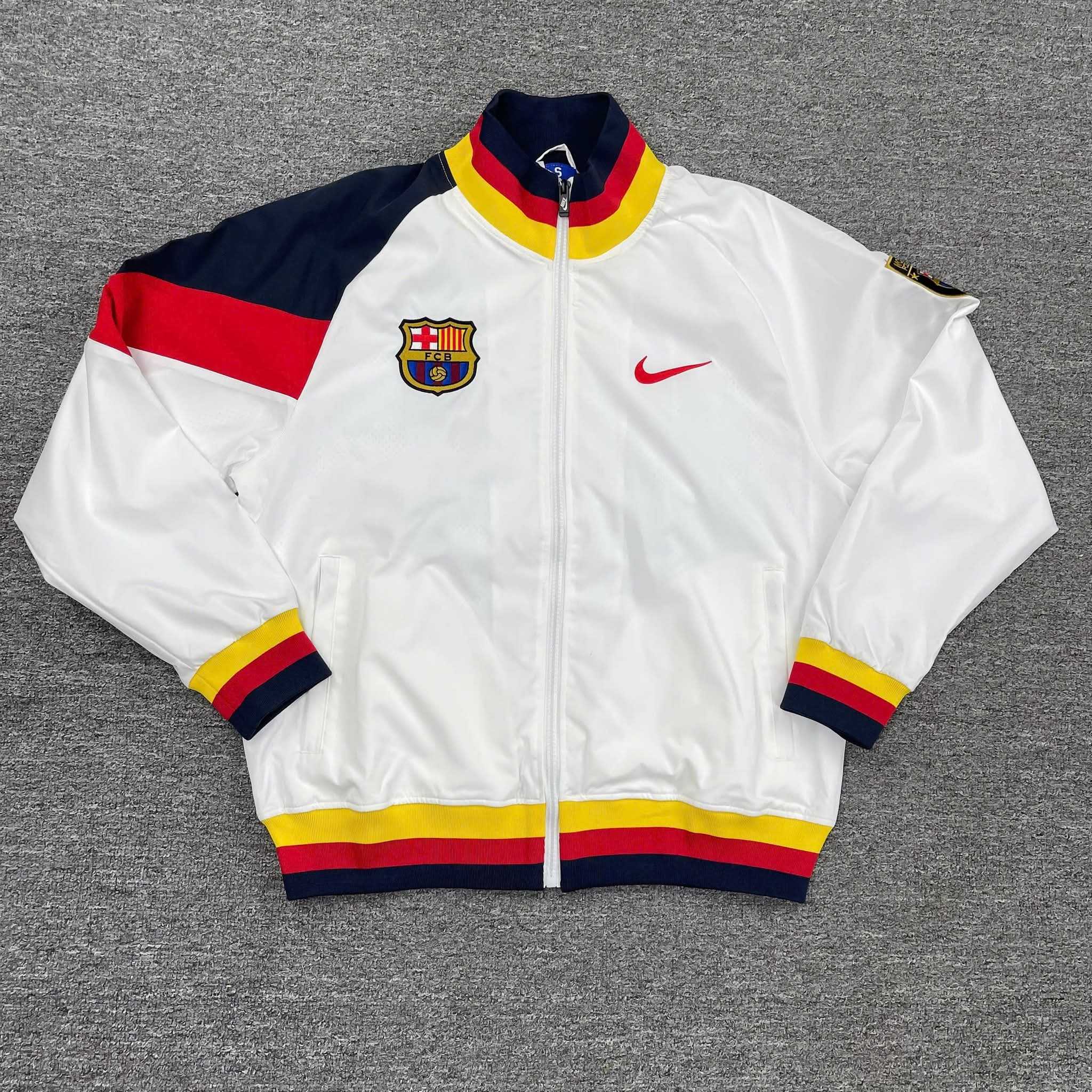 Áo Khoác Nỉ Barce Trắng Full Logo Thêu