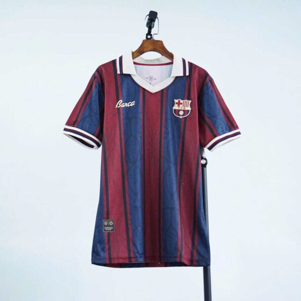 Bộ Quần Áo Bóng Đá Barca Kỷ Niệm Mới 2026 - Đỏ Sọc Xanh Cổ Bẻ Trắng (4)