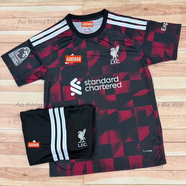 Áo Bóng Đá CLB Liverpool 2026 27 Mẫu Thứ 3 đỏ đen (1)