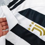 Bộ quần áo bóng đá Juventus 2026 27 trắng sọc đen sân nhà (2)