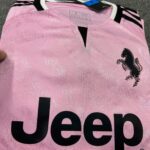 Bộ quần áo bóng đá Juventus 2026 hồng quần đen true pink (5)