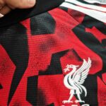 Bộ quần áo bóng đá Liverpool 2026 mẫu pre-match đỏ đen (2)
