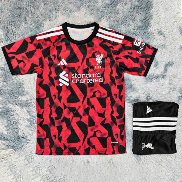 Bộ quần áo bóng đá Liverpool 2026 mẫu pre-match đỏ đen (2)