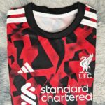 Bộ quần áo bóng đá Liverpool 2026 mẫu pre-match đỏ đen (2)