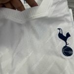 bộ quần áo bóng đá sân nhà mùa giải 2026 27 của câu lạc bộ Tottenham Hotspur trắng (2)
