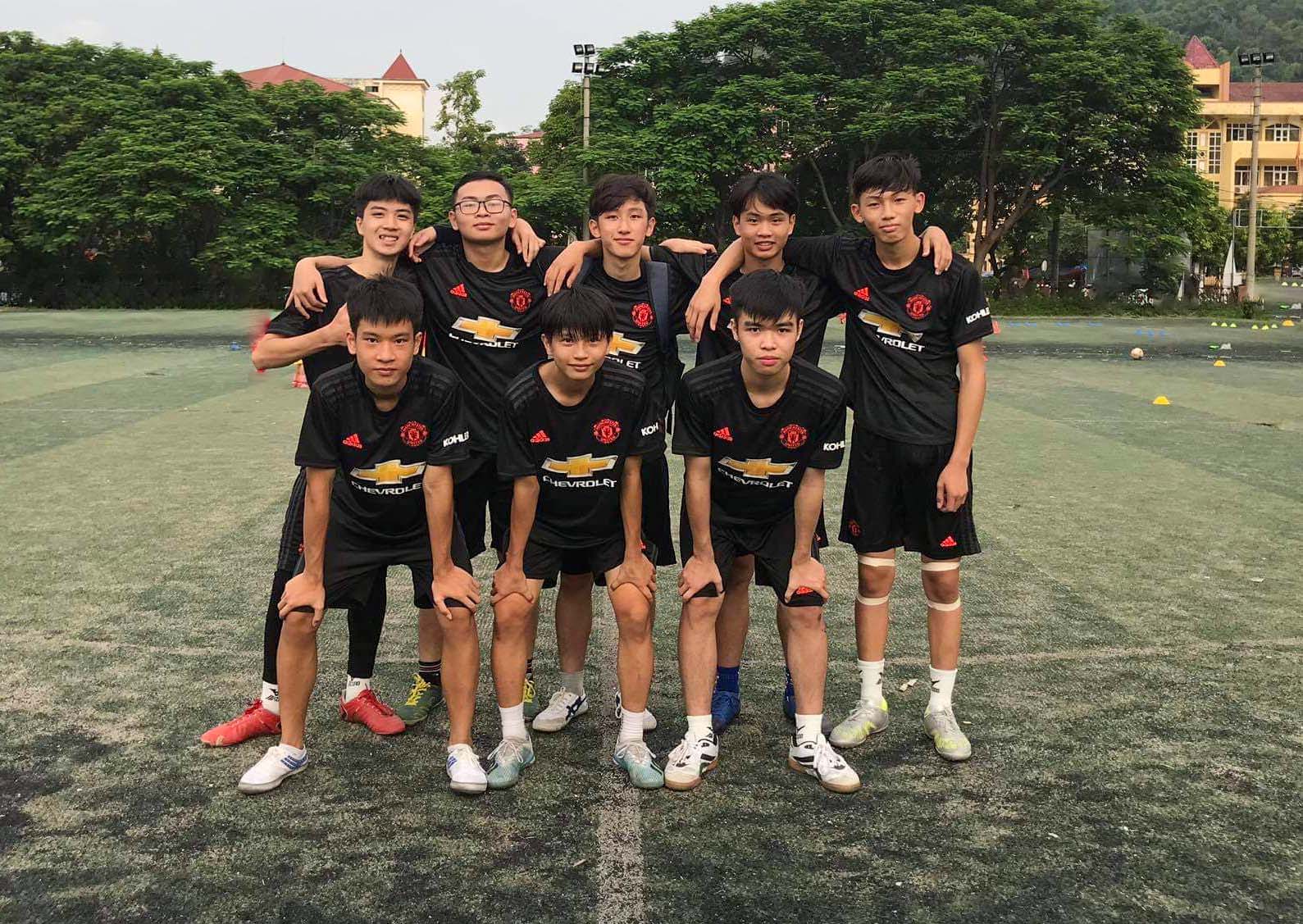 Toàn đội FC KTX - Đội tham dự CBK League với bộ áo đấu MU Super-K