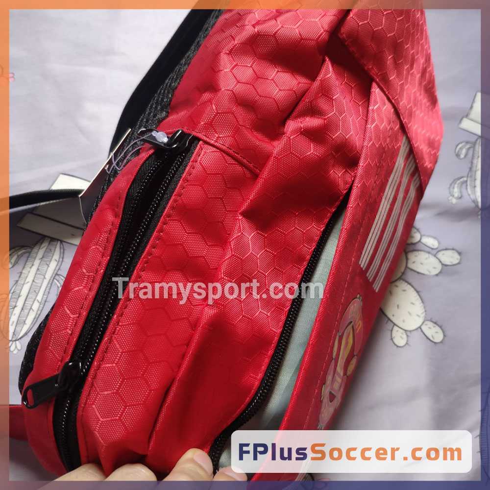 Túi đeo chéo thể thao 2 ngăn CLB MU Manchester United màu đỏ 3 sọc adidas 1