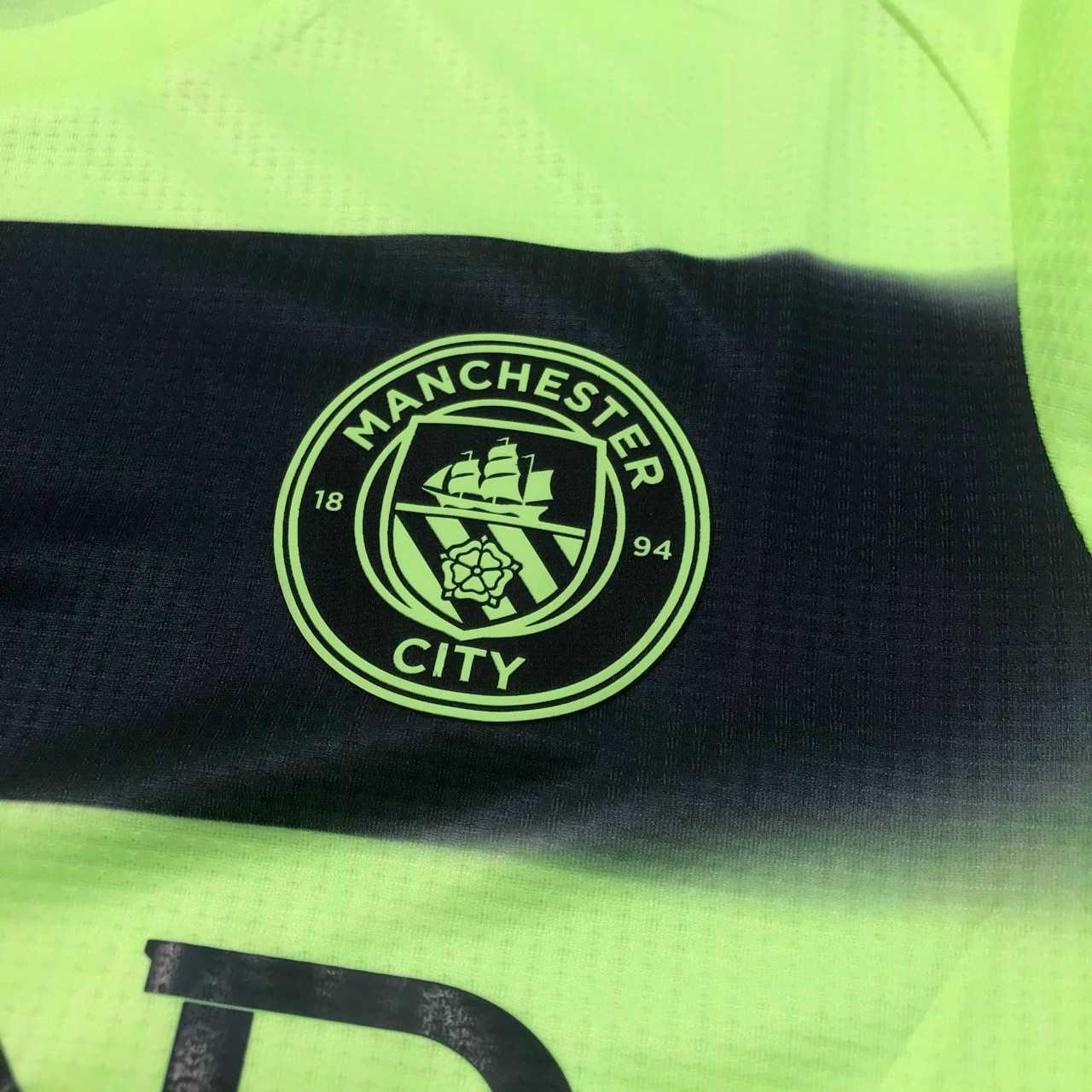 Bộ quần áo đá bóng clb mc manchester man city 2023 mẫu thứ 3 xanh chuối hoạ tiết đen logo thêu gai thái cao cấp 3