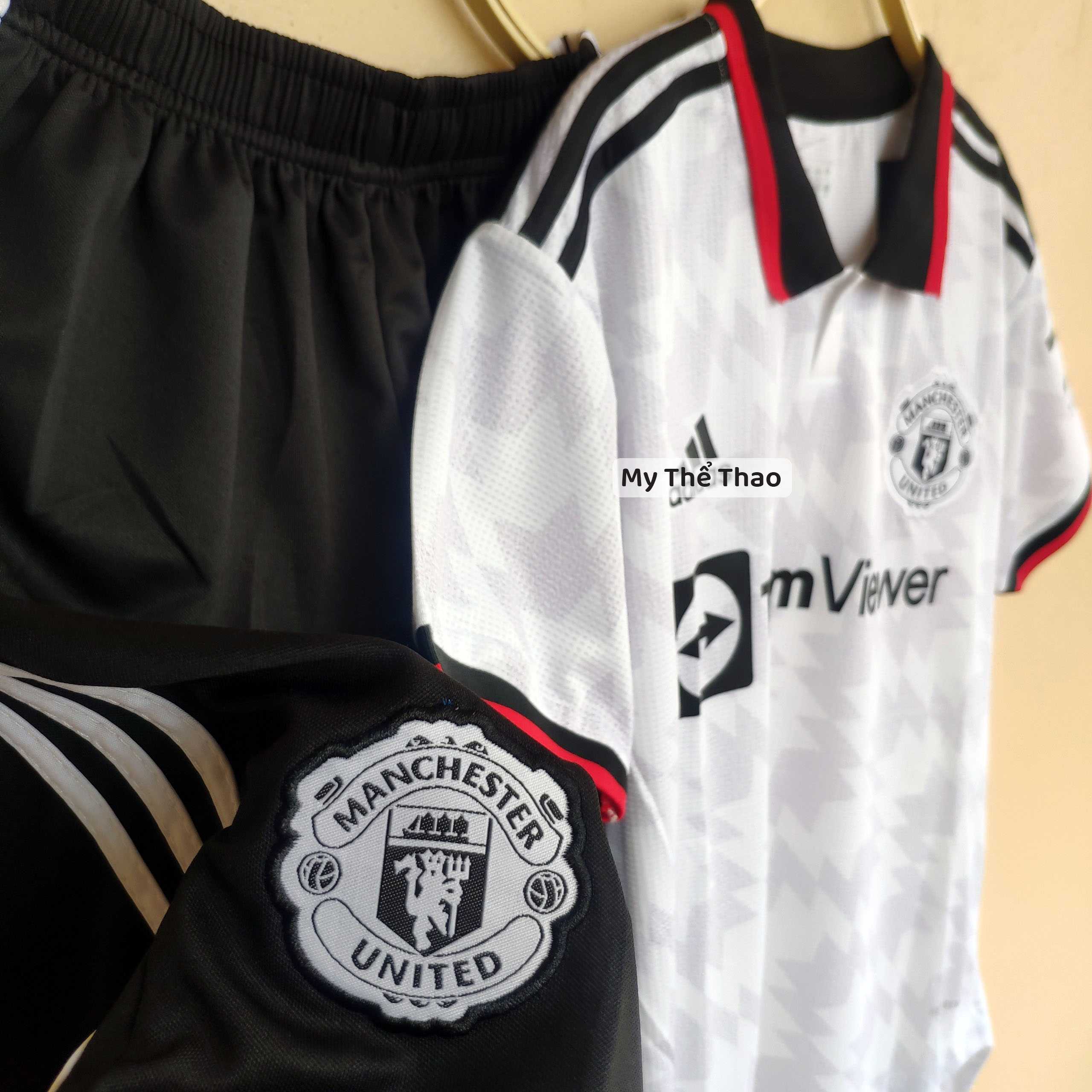 Bộ quần áo mu manchester united 2023 màu trắng xám có cổ bẻ màu đen logo thêu gai mịn thái 1