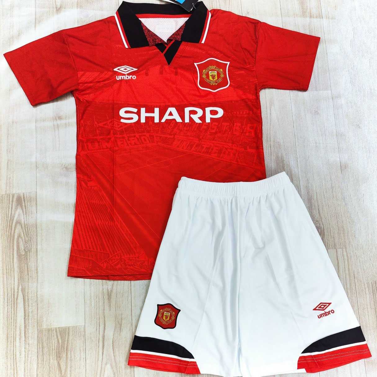 Bộ quần áo đá bóng clb MU Manchester United Sharp cổ tròn tam giác 1998 1999 màu đỏ quần trắng 98 99 1