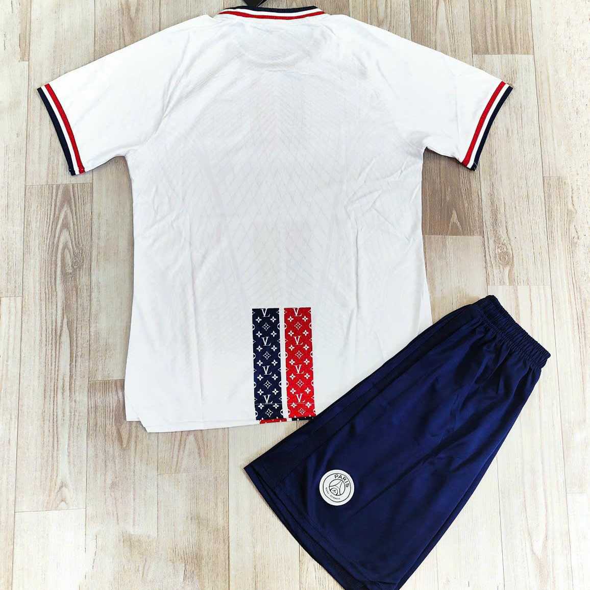Bộ quần áo bóng đá psg Paris Saint-Germain trắng kẻ đen đỏ in LV logo thêu vải spf thái 1