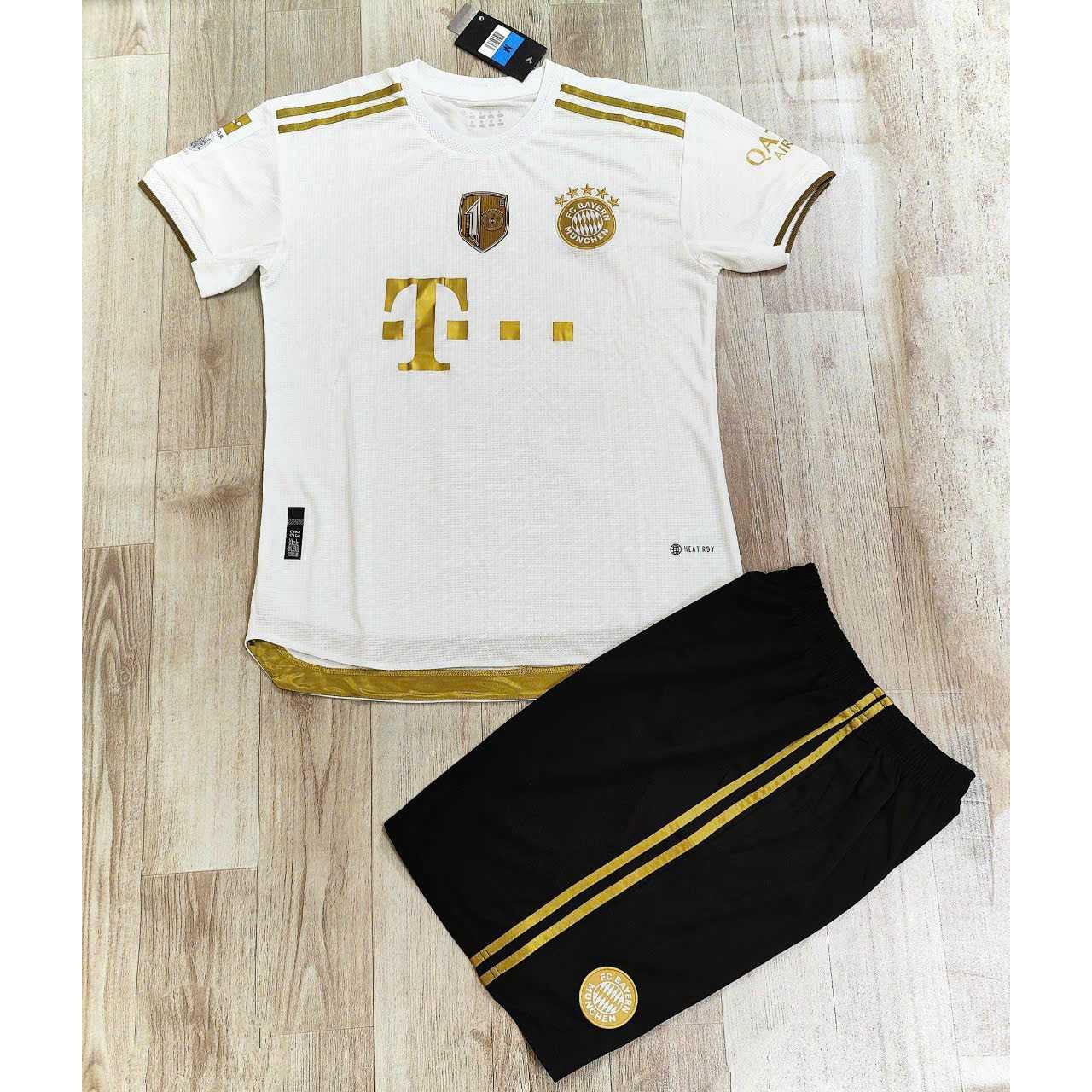 Bộ quần áo đá banh clb bóng đá bayern munich vải thái trắng hoạ tiết vàng logo thêu vải gai mịn thái 1