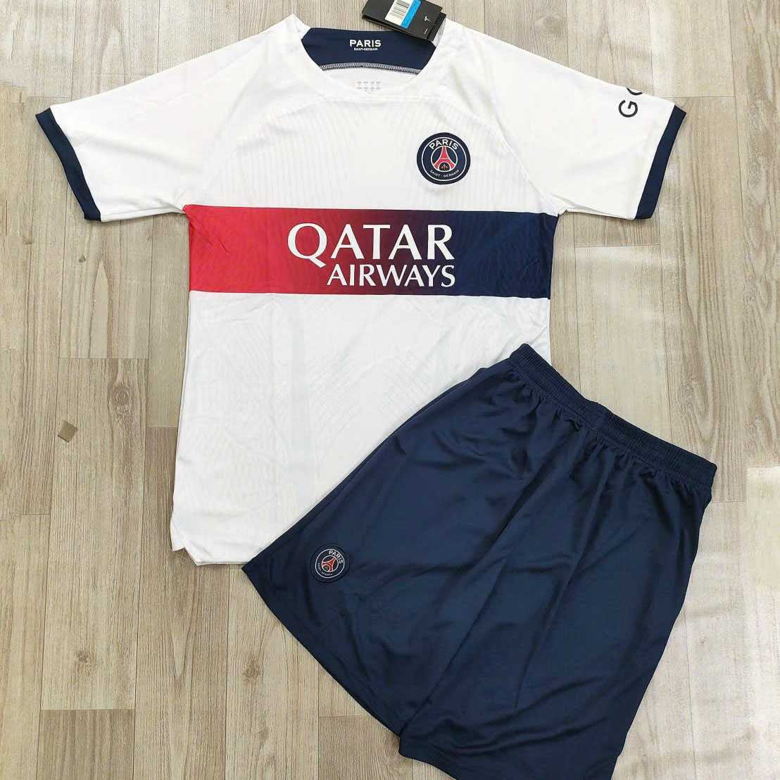 Bộ quần áo bóng đá PSG Paris Saint-Germain 2324 trắng away kit sân khách màu trắng logo thêu năm 2023 2024 1