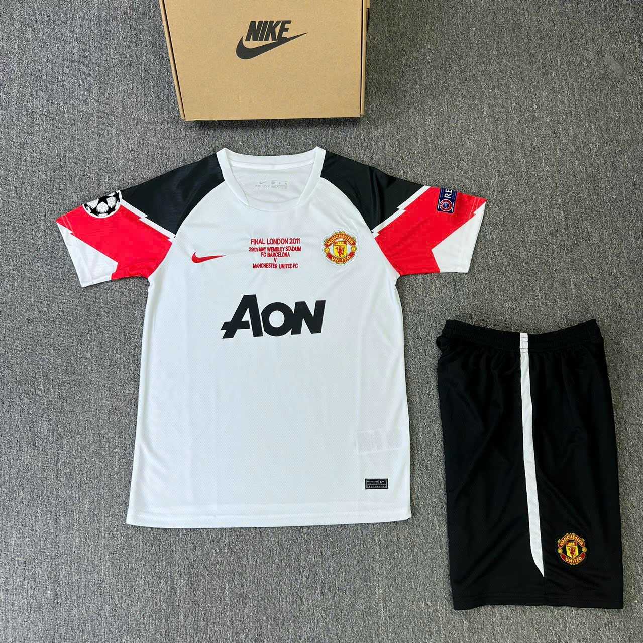 Bộ quần áo bóng đá manchester united MU AON 2011 vải SPF mè caro thái trắng đỏ logo thêu 1