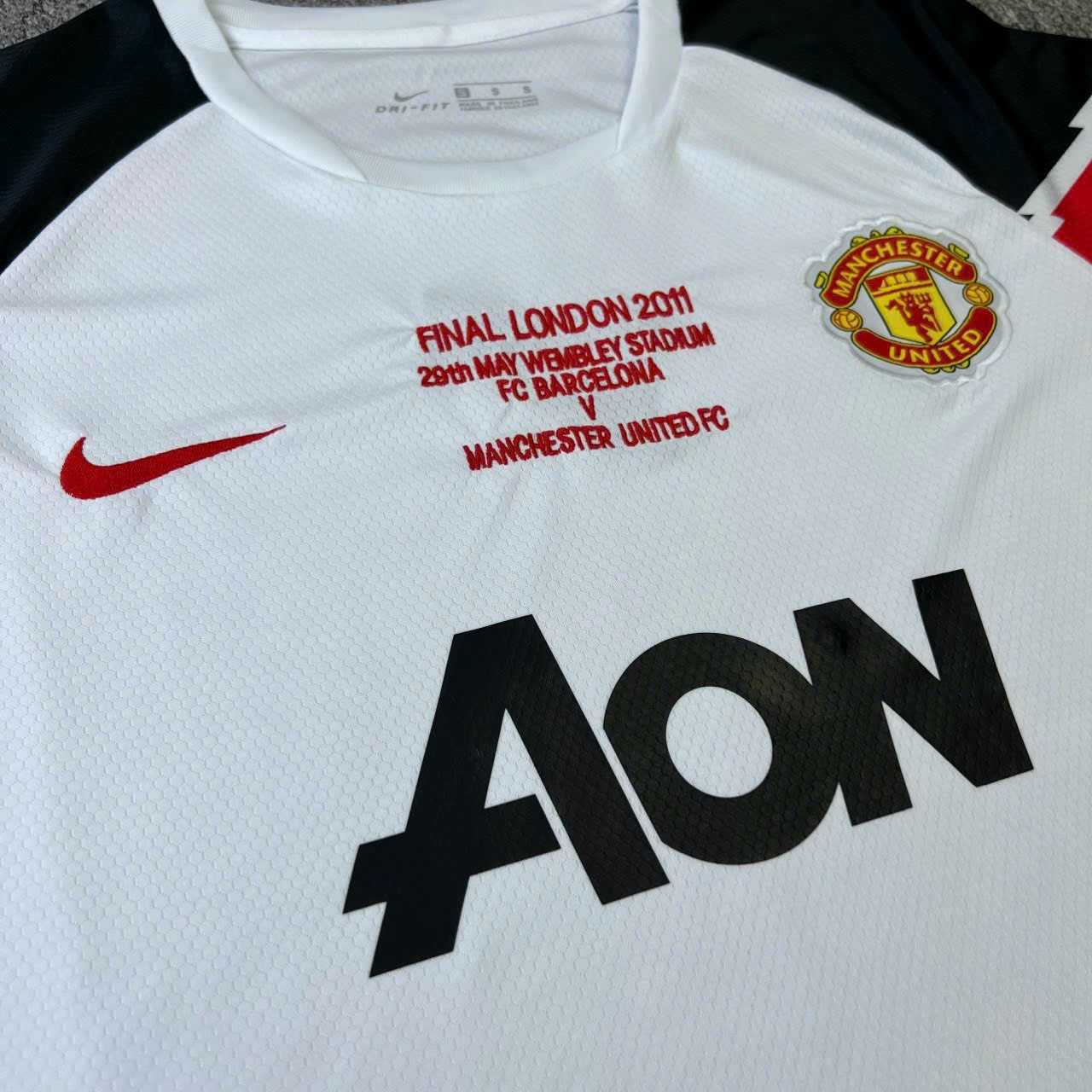 Bộ quần áo bóng đá manchester united MU AON 2011 vải SPF mè caro thái trắng đỏ logo thêu 2