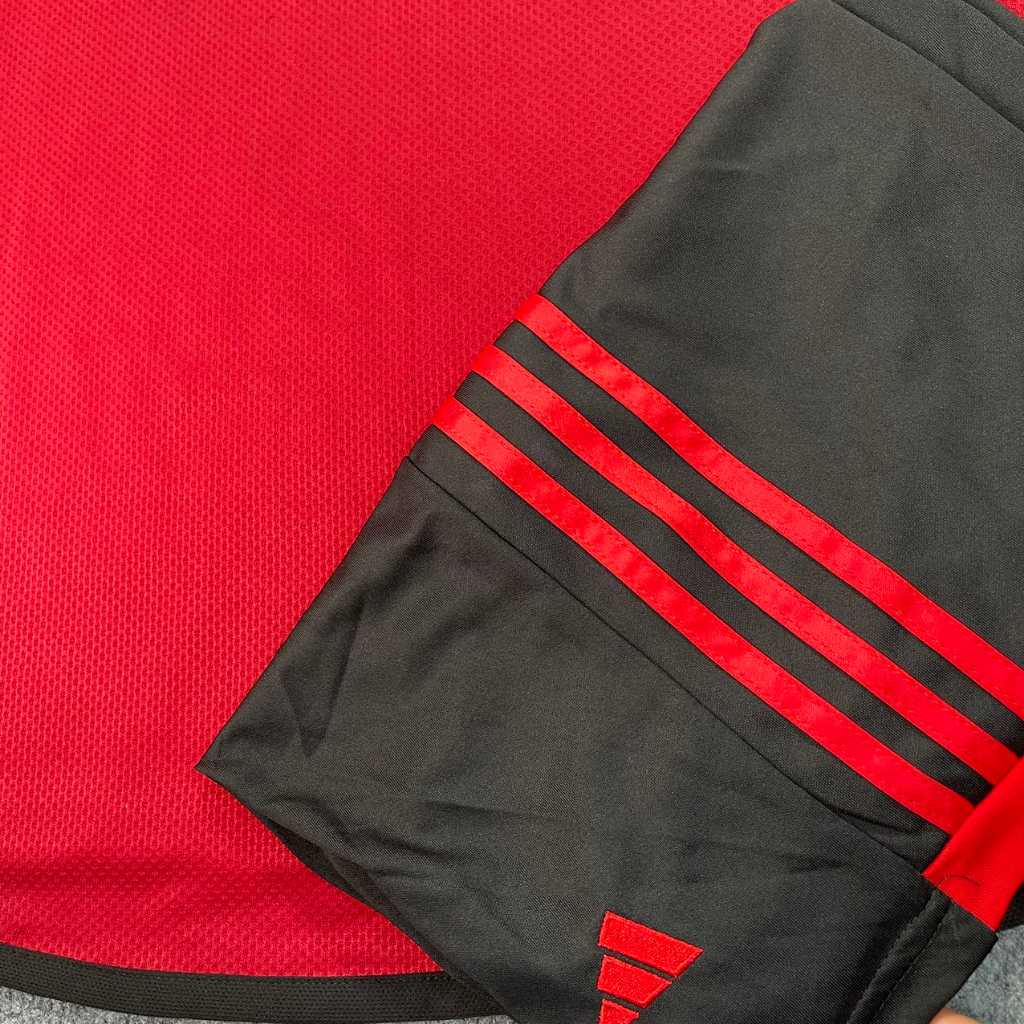 Bộ quần áo bóng đá manchester united mu in logo chìm adidas ngực thêu mới 23 24 màu đỏ đen mùa 2023 2024