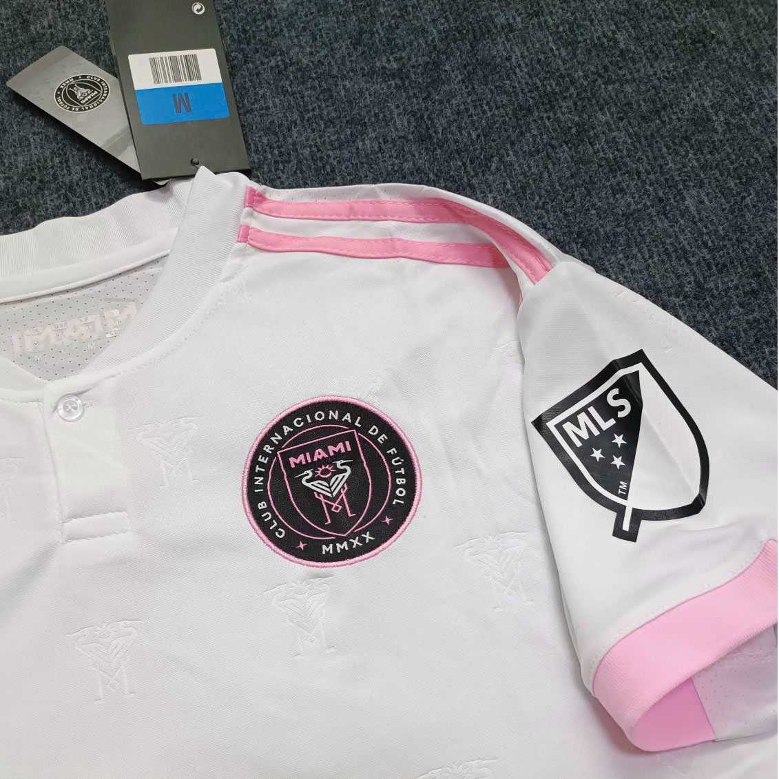 Bộ quần áo đá banh clb bóng đá MIAMI 23 24 màu trắng hồng cổ trái tim logo thêu không in chữ trước ngực 1