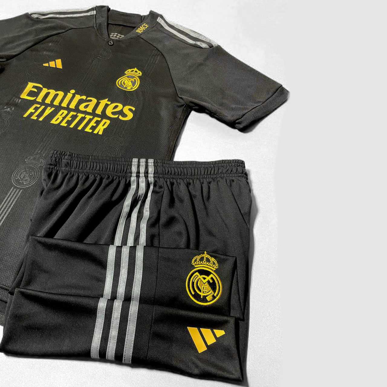 Bộ quần áo Real Madrid 23 24 Youth Third Jersey màu đen chữ vàng cổ tam giác full hàng