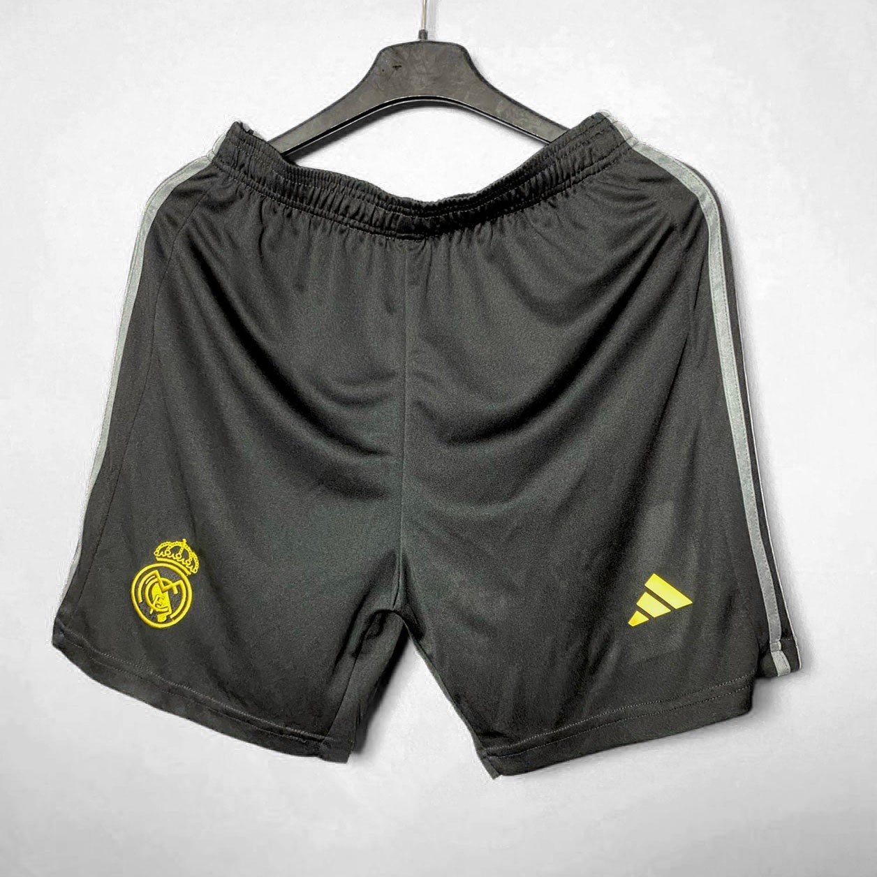 Bộ quần áo Real Madrid 23 24 Youth Third Jersey màu đen chữ vàng cổ tam giác full hàng