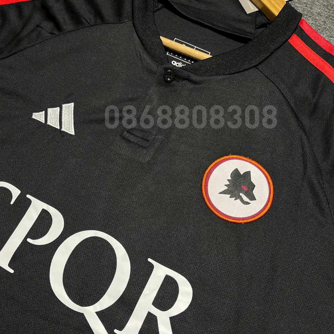 Bộ quần áo bóng đá AS Roma in SPQR full màu đen mới 23 24 năm 2023 2024 logo đầu cáo thêu vải SPF thái cổ trái tim 1