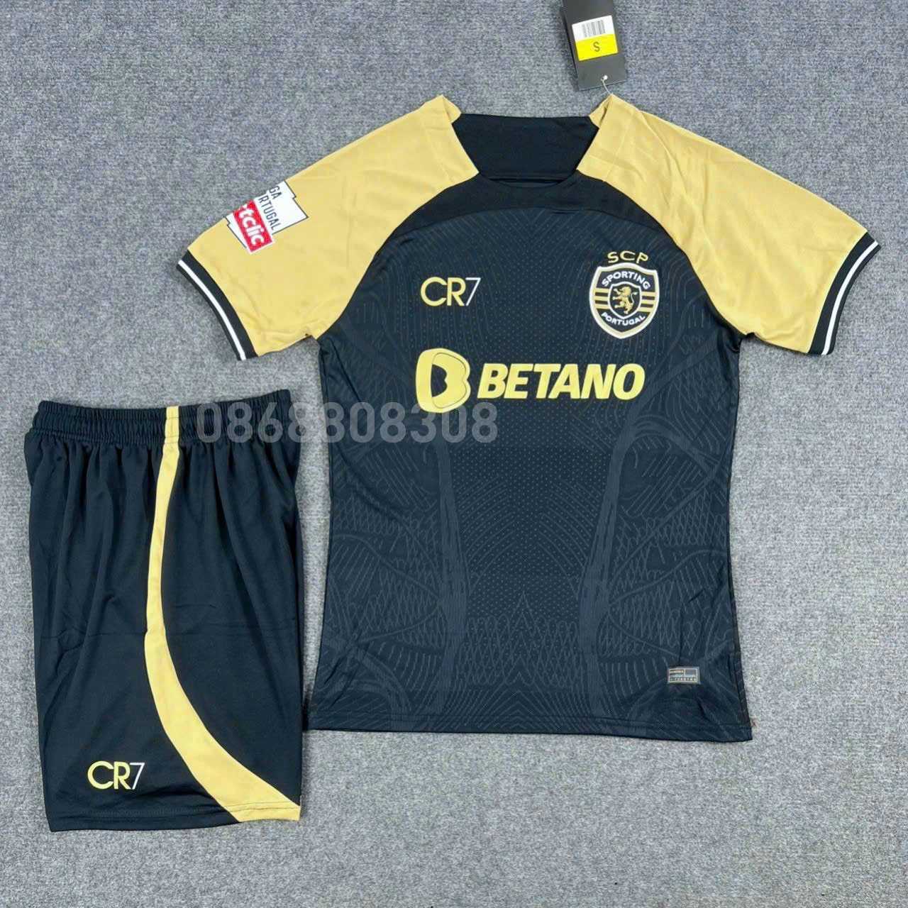 Bộ quần áo bóng đá CR7 Sporting Lisbon 23 24 mới vải thái logo thêu màu đen xanh tím than vai vàng fom âu 2023 2024 mặt trước