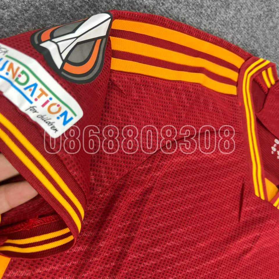 Bộ quần áo bóng đá AS Roma 23 24 in riyadh season màu đỏ sân nhà năm 2023 2024 logo đầu cáo thêu vải mè lỗ thái cổ tam giác mặt trước