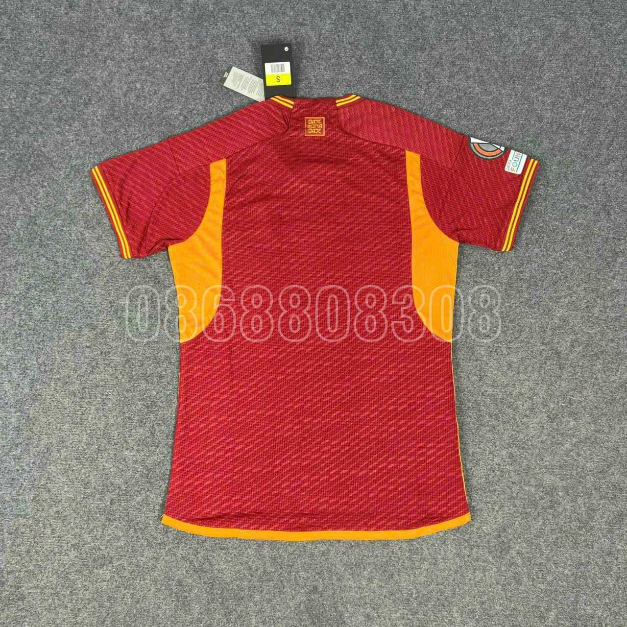 Bộ quần áo bóng đá AS Roma 23 24 in riyadh season màu đỏ sân nhà năm 2023 2024 logo đầu cáo thêu vải mè lỗ thái cổ tam giác mặt trước