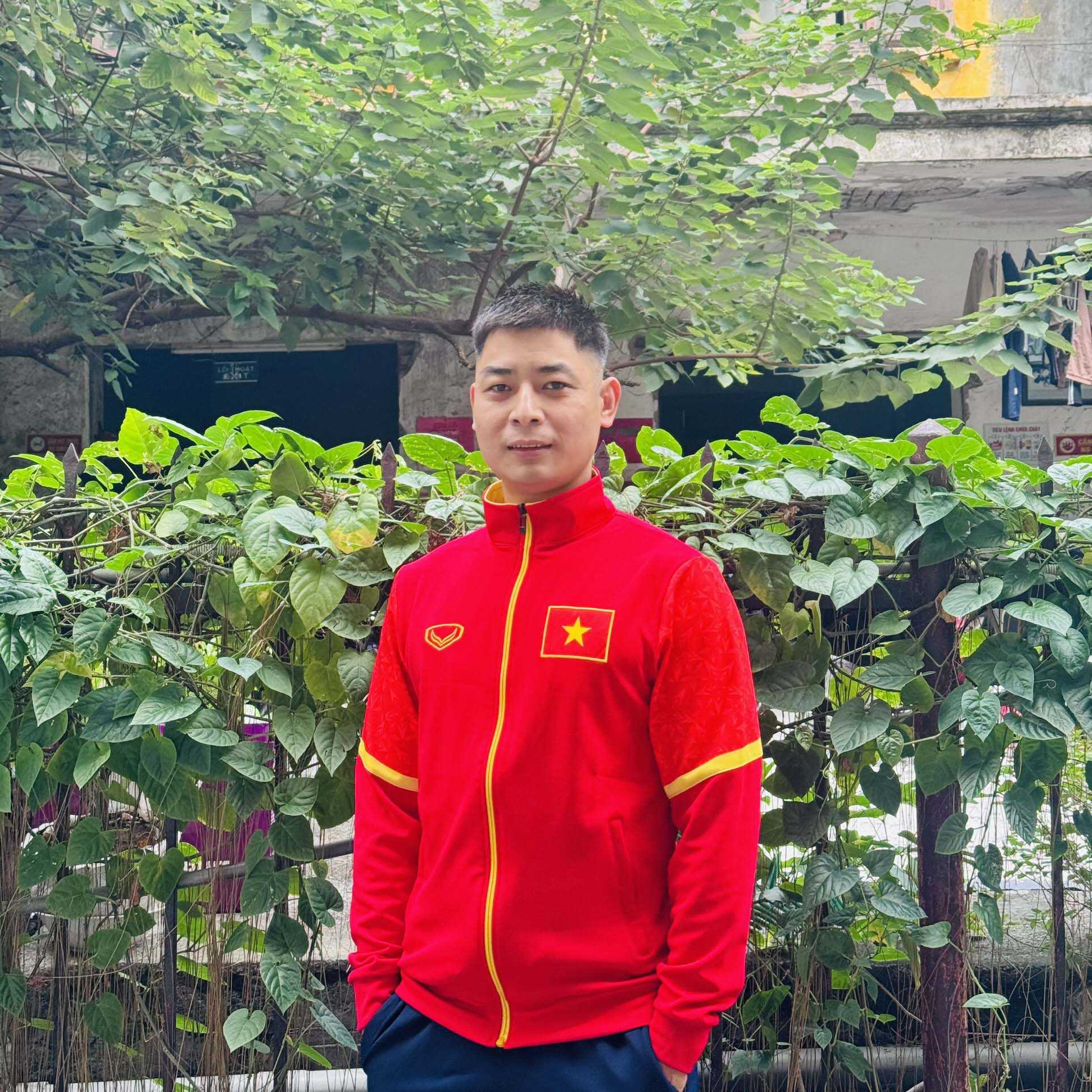 Bộ quần áo khoác ấm nỉ thu đông xuân đội tuyển bóng đá Việt Nam màu đỏ quần tím than 23 24 logo lá cờ thêu cao cấp năm 2023 2024